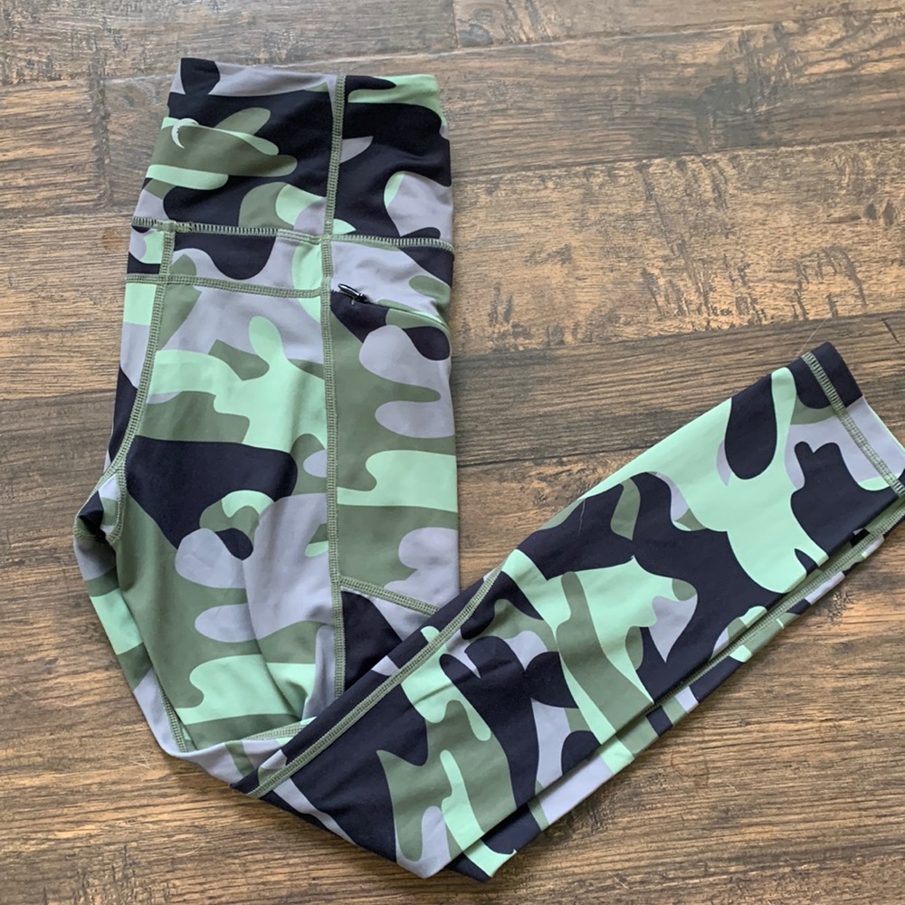 Zyia Camo Zipper pocket Light N Tight